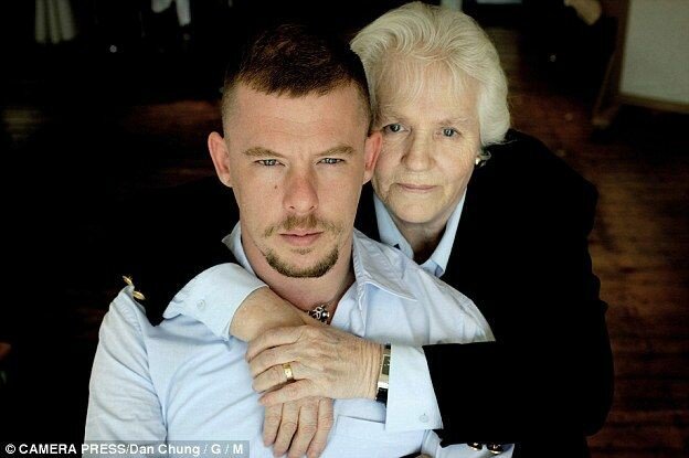 Александр Маккуин: история дизайнера, который хотел, чтобы женщины в его проектах вызывали страх. 
Когда мать спросила у сына, чего он больше всего боится, он ответил: «Я умру перед Тобой».  11 февраля 2010 года - в день похорон его любимой мамы Джойс - Ли Александр Маккуин покончил с собой.