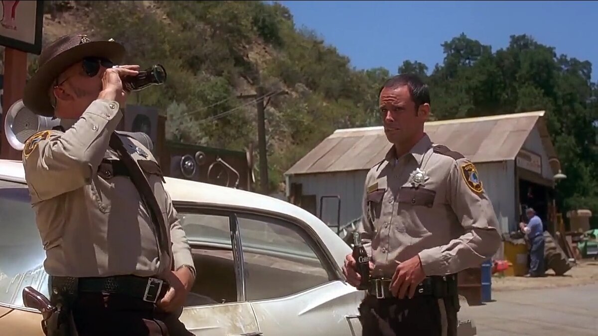 Кадр из фильма "Дом 1000 ...ве"