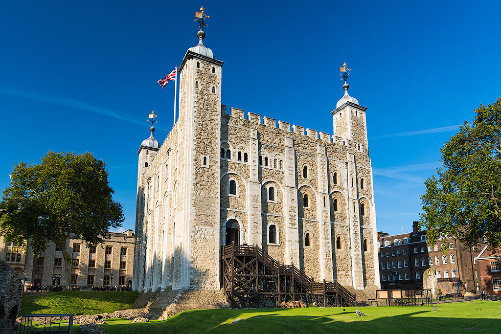 Тауэр площадь. Лондонский Тауэр (Tower of London). Замок Вильгельма завоевателя - Тауэр (Лондон). Лондонский Тауэр белая башня. Белая башни Тауэра в Лондоне.