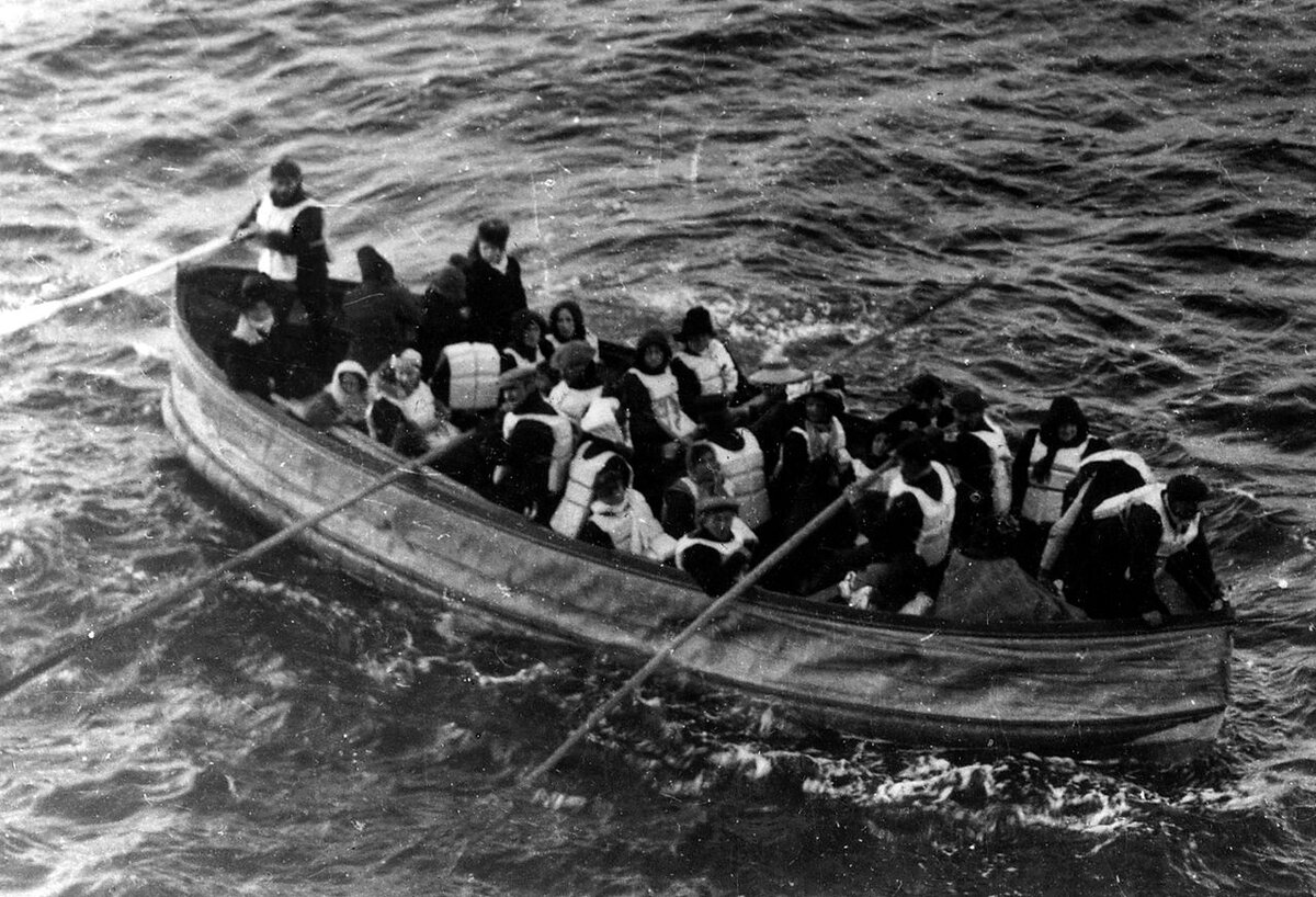 Кажется, это одна из складных шлюпок Титаника. Источник: https://commons.m.wikimedia.org/wiki/File:Titanic_lifeboat.jpg