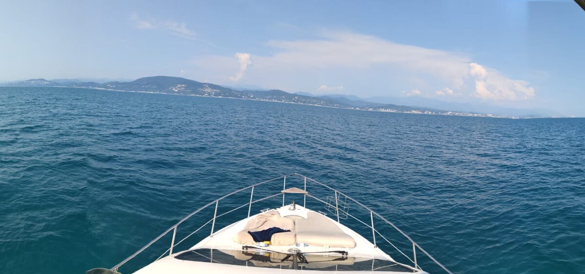 Море Чёрное, яхта белая