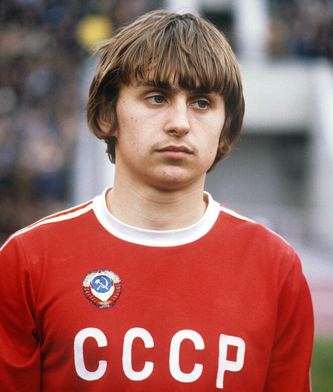 Родился 25 июля 1959 года в Москве.