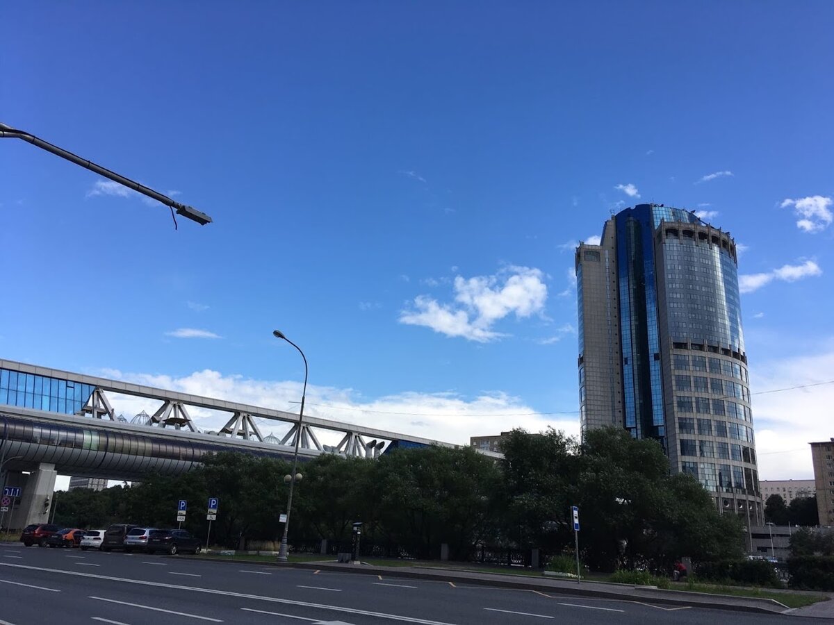 Башня 2000 и мост Багратион. Башня 2000 - первое построенное здание комплекса, открыта в 2001 году.  Но она не первое построенное сооружение! Пешеходный мост Багратион, как бы выходящий из неё, был открыт ещё в 1997 году. По-сути, это торговый центр над Москвой-рекой.