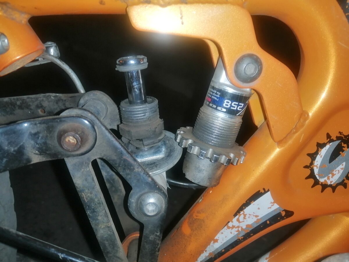 Что бы открутить подвеску убираем болт и отодвигаем также как на фото.