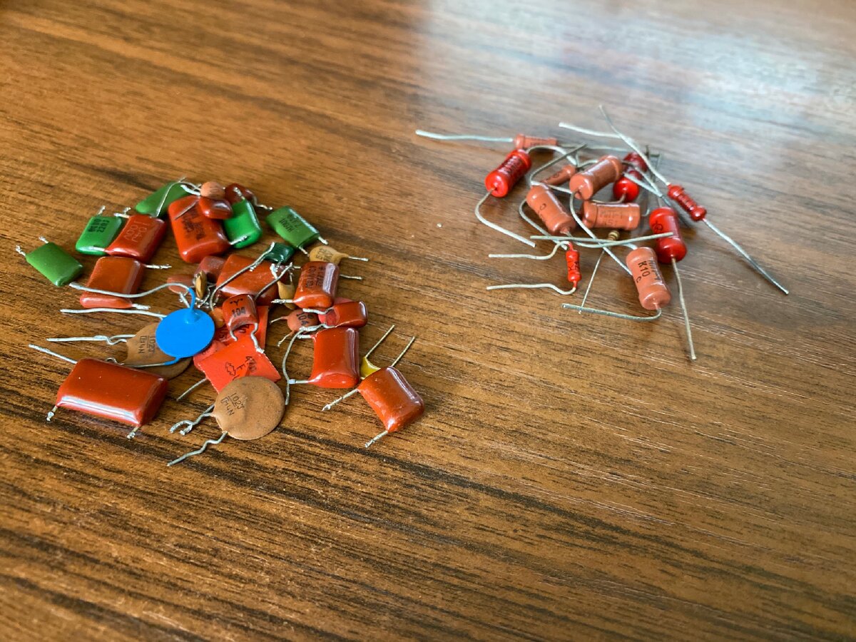 Резисторы справа, конденсаторы слева