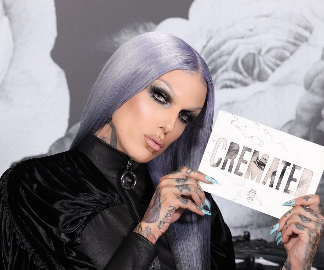 Промо фото палетки "CREMATED" с основателем бренда Jeffree Star Cosmetics  Джеффри Старом