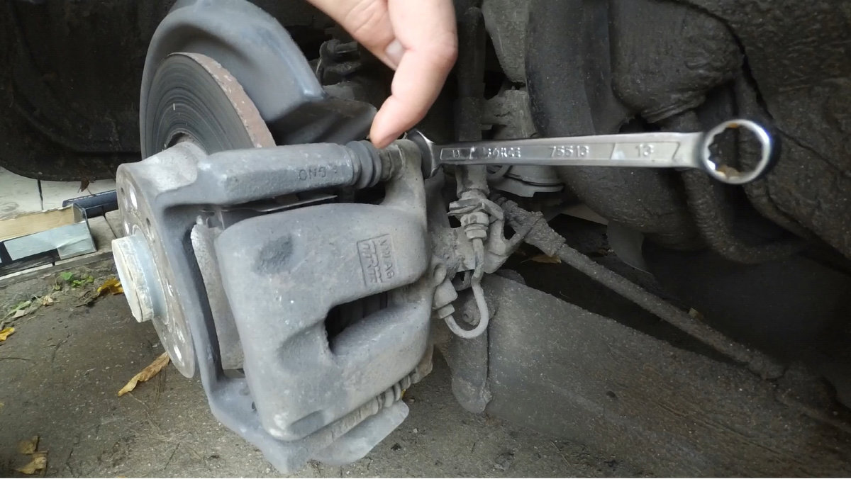 Даже на сервисах не всегда знают, что многие задние суппорты разжимаются вращением поршня, а не сжатием его струбциной.