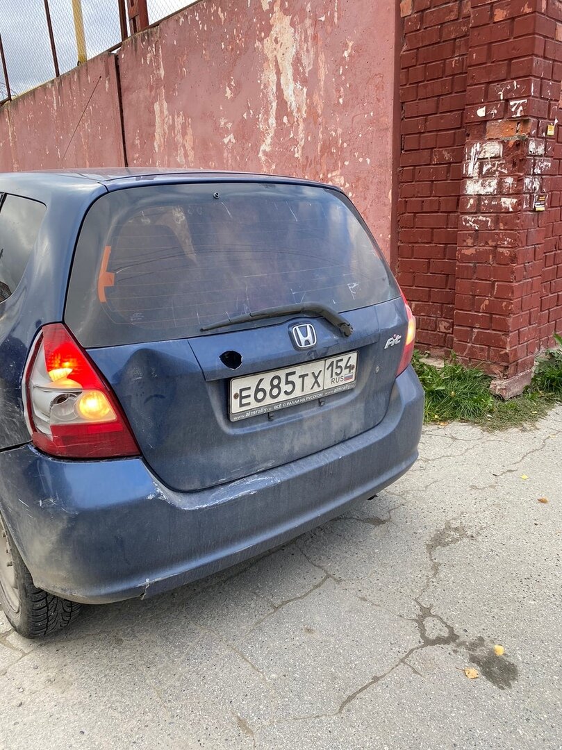 Села в машину на заднее сиденье и что я увидела на переднем? Водитель даже не скрывает колбу с чем-то похожим на траву. 
Если это и не трава, то явно что-то незаконное?