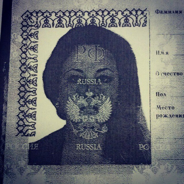 Голограммы делают копии паспортов довольно забавными, а иногда весьма жуткими.