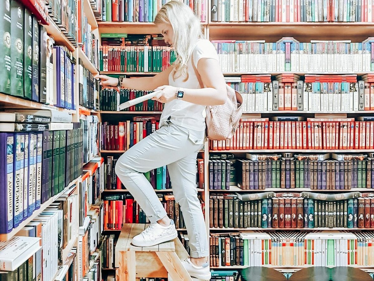 80 книг. Книголюб. Книголюбы России. Восьмьюдесятью книгами. Свитер женский для книголюбов