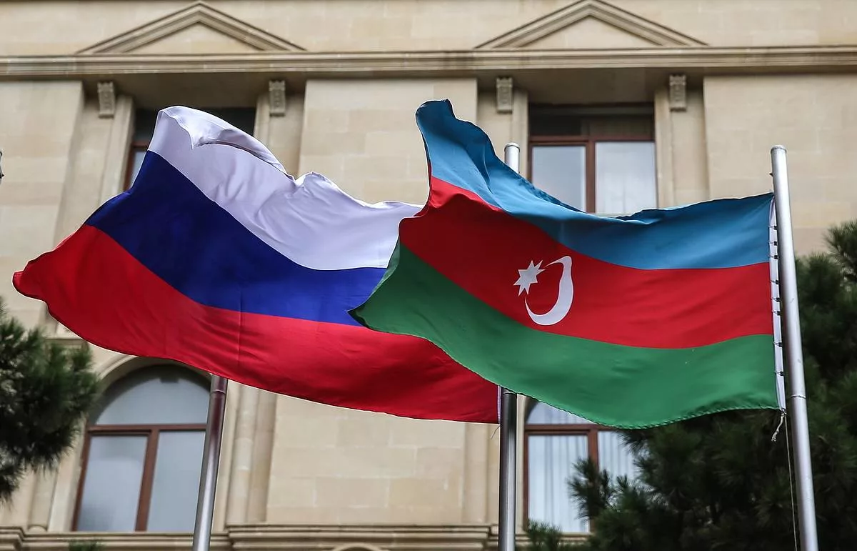 Флаг Азербайджана и России. Росийскоазербайджанский флаг. Флаги Росси и Айзебарджана. Российско азербайджанский флаг.