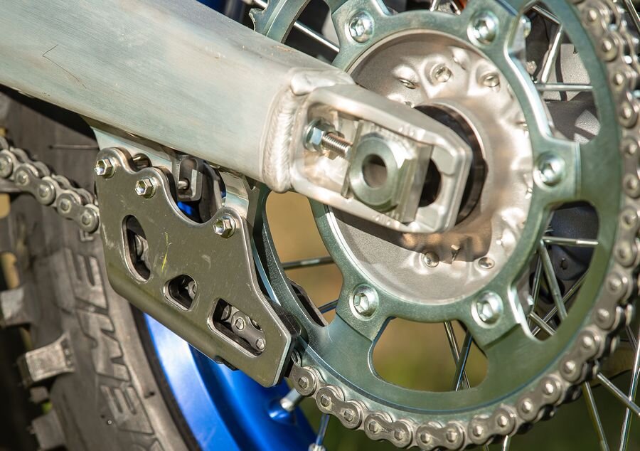 Регулярная чистка и смазка цепи мотоцикла продлевает ей жизнь