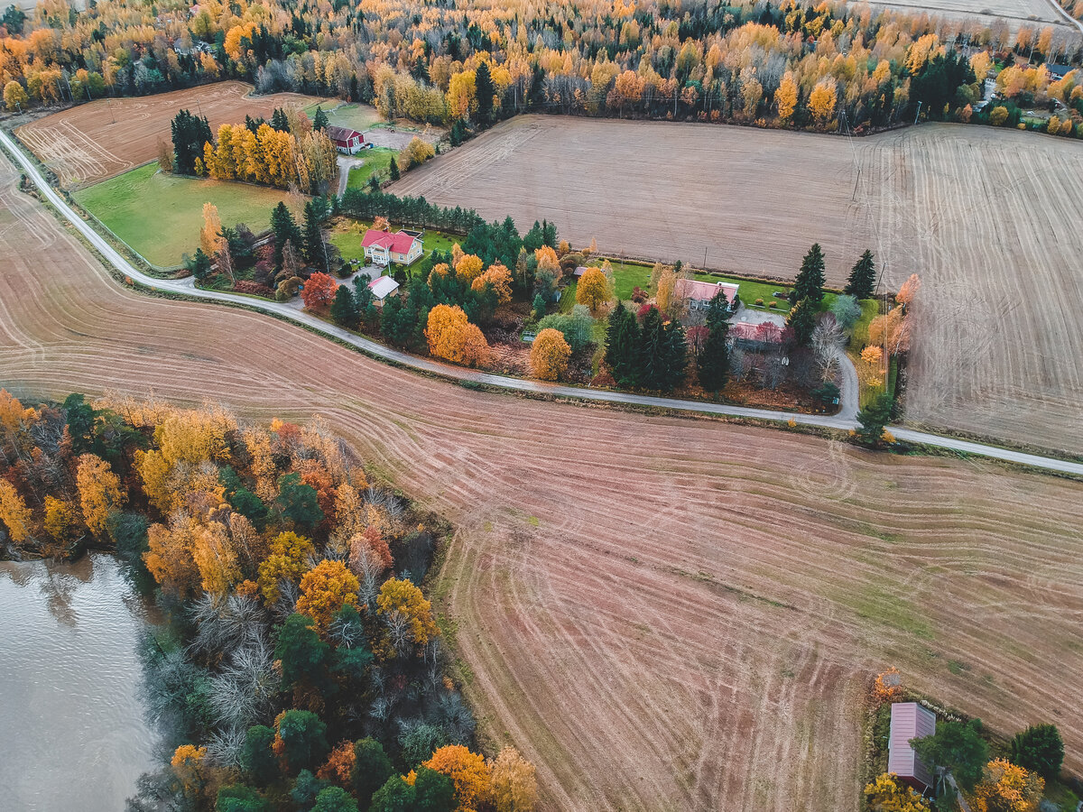 Вид с воздуха на плодородные пашни и леса. Фото с беспилотника. Finland, Pornainen фото  с сайта depositphotos.com/category/textures-backgrounds.html
