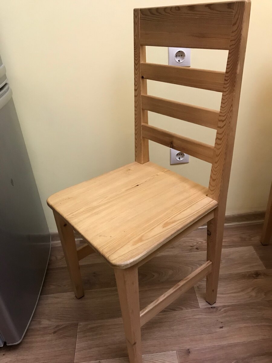 Весь стул из массива сосны. Сделан из строительной доски 50х200 и покрыт лаком на водной основе.