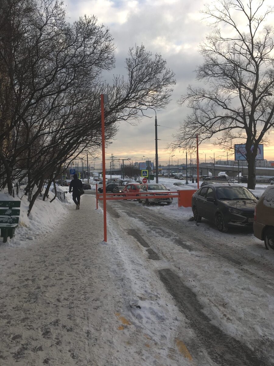 Первый въезд во двор дома и ближайший со стороны МКАДа. Он же первый шлагбаум.