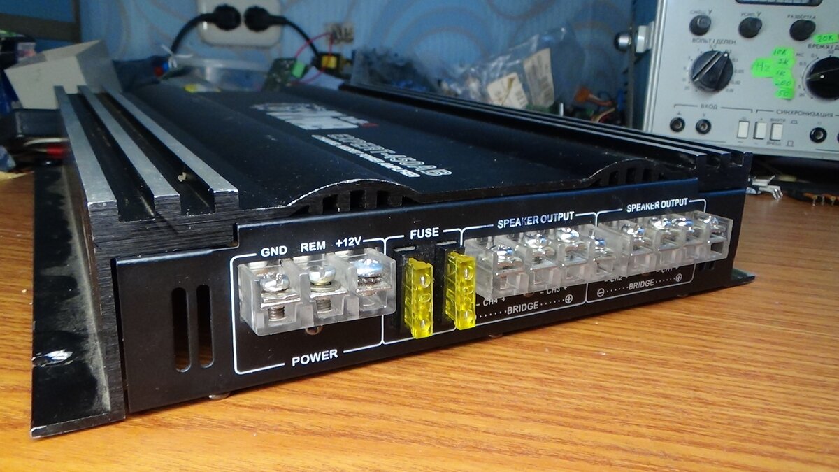 Автомобильный усилитель с импульсным БП