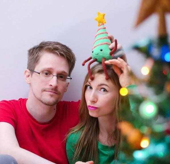 Сноуден с подругой Линдси Миллс. Фото: RT