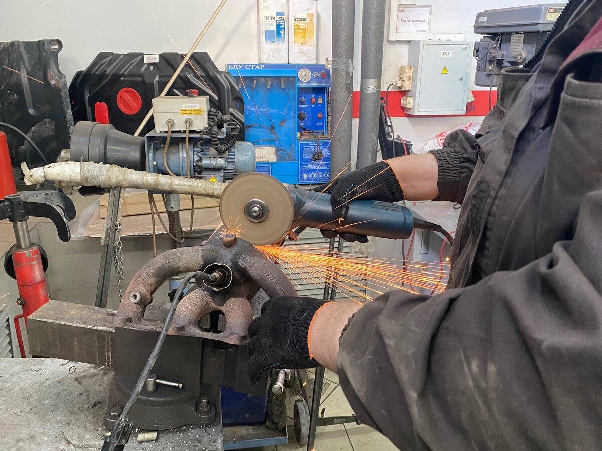 Вскрытие корпуса производилось со стороны коллектора.