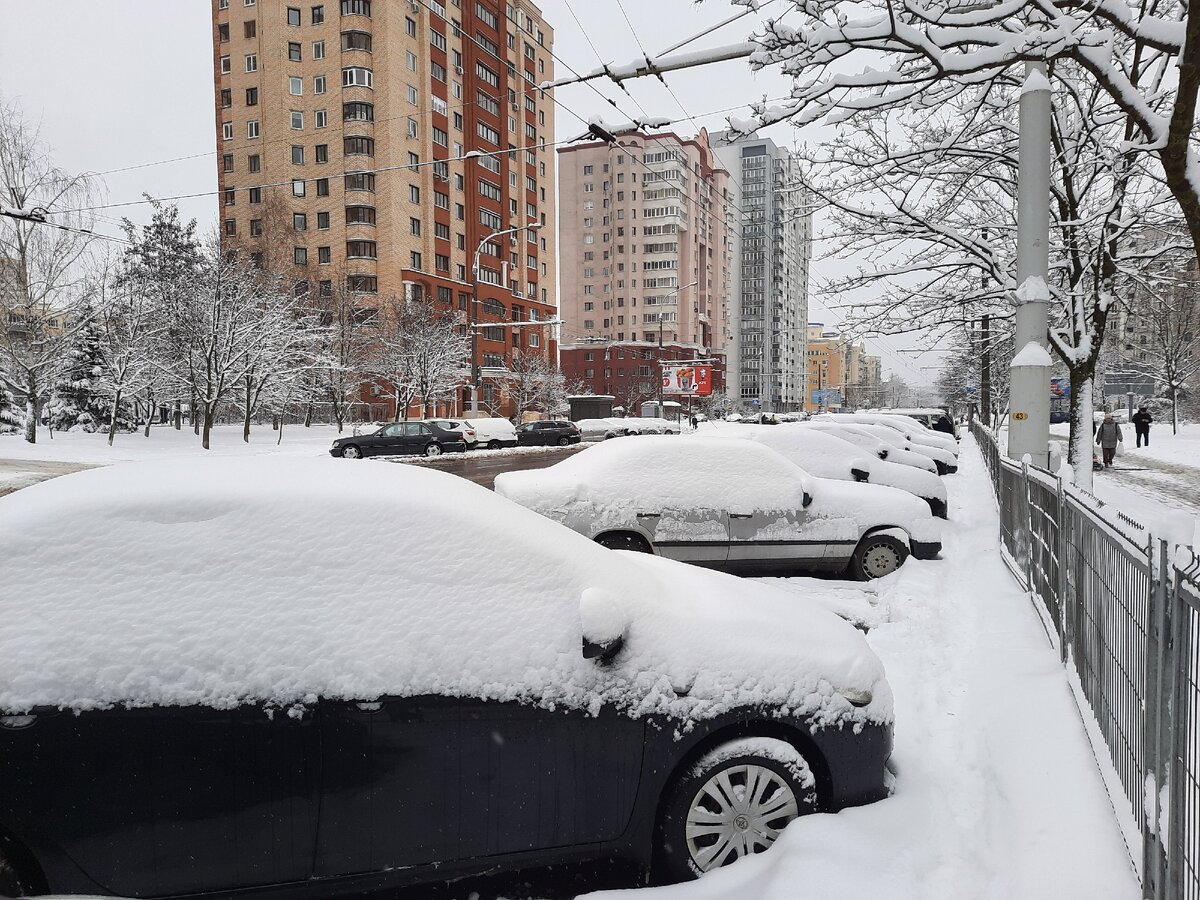 По утрам приходилось разгребать машины из-под снега