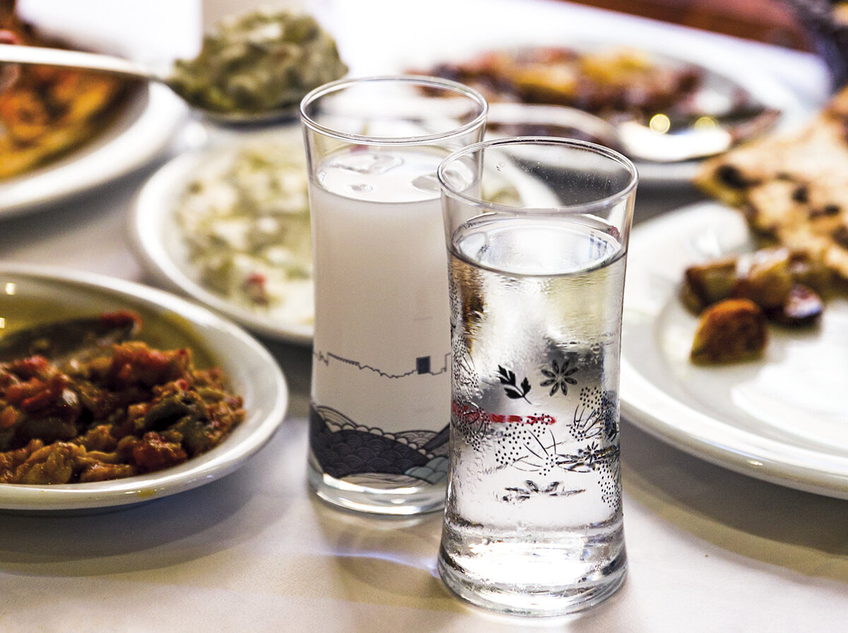 Ракы белеет, когда добавляют воду