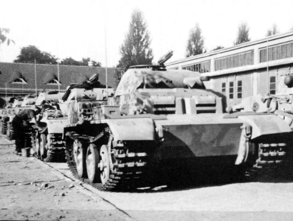 Новенькие танки прибыли в расположение 1-й танковой роты 66-го танкового батальона особого назначения. Где-то там в кадре возможно есть и Виктор, Витус и Герберт.