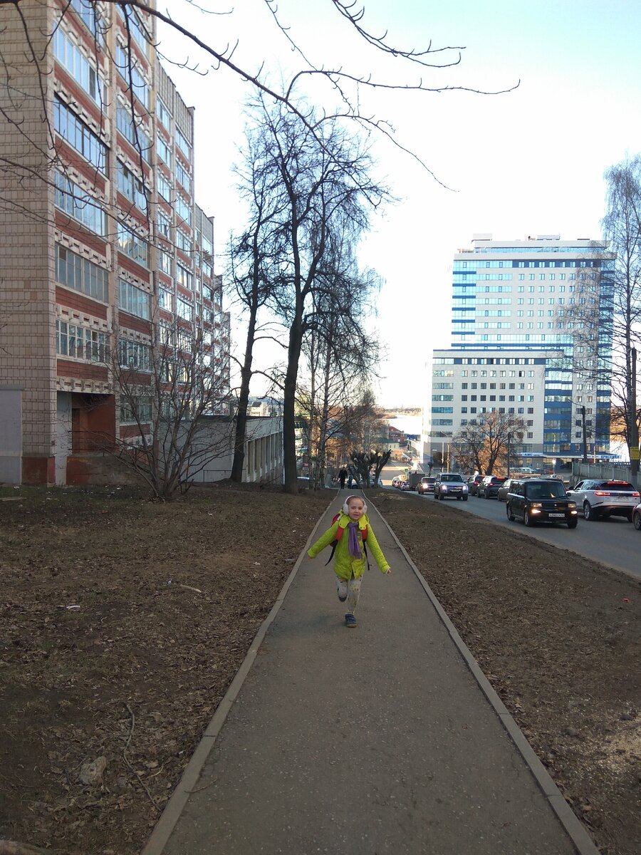 Дети могут радостно бежать не только на прогулку