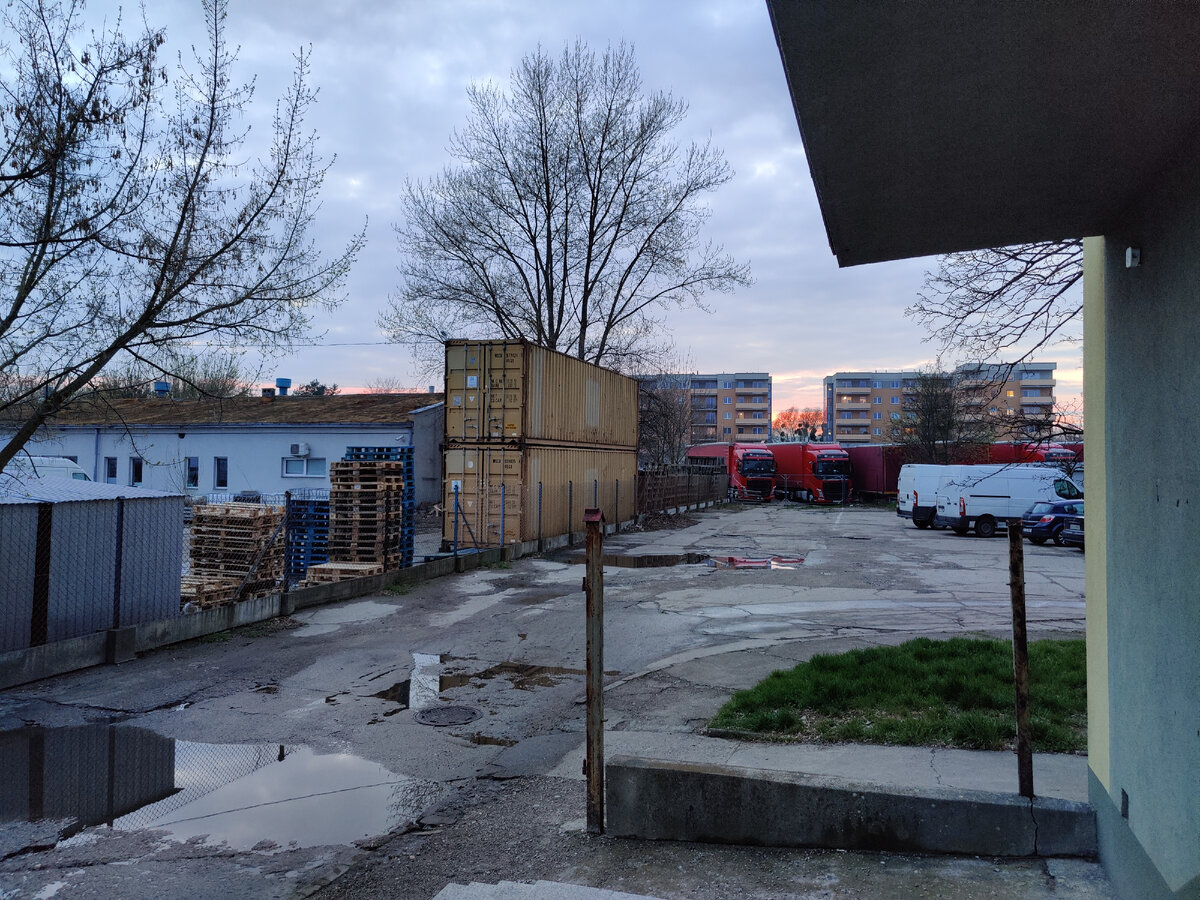 К сожалению, иллюстраций с предыдущего места работы у меня не осталось, поэтому просто оставлю виды, которые открываются с крыльца моего общежития.