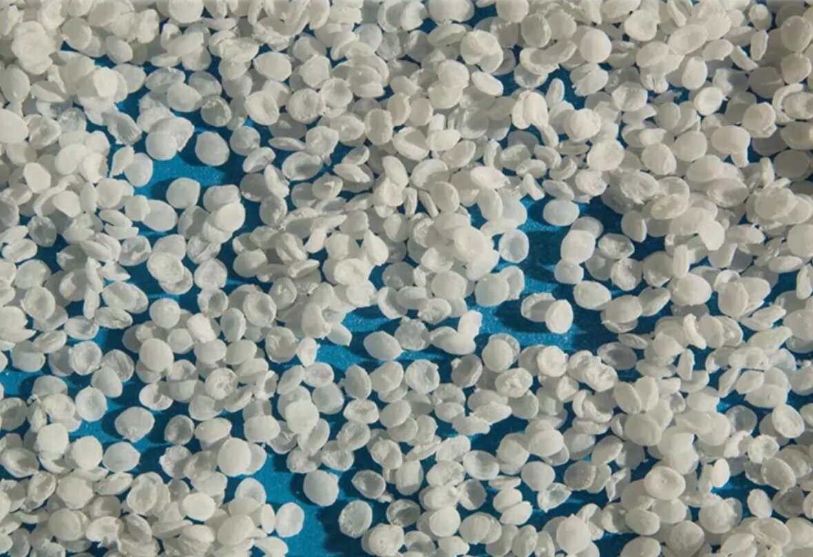 Гранулы фторкаучука СКФ-264В. Снимок из фондов музея трудовой славы КЧХК.