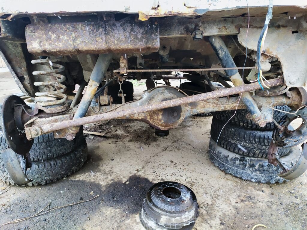 Это была ВАЗ 2120 "Надежда" :-) Кстати, весьма не плохой и очень востребованный у нас в стране автомобиль. Жаль, что сняли с производства.