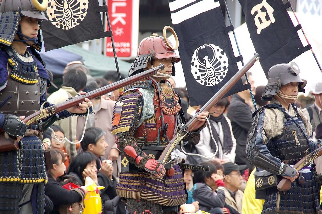 доспех самурая япония 18 век. история 7 класс &15 китай индия япония самураи слайды. доспехи самурая в средневековье. оружие самурая средневековой японии. вооружение самураев.