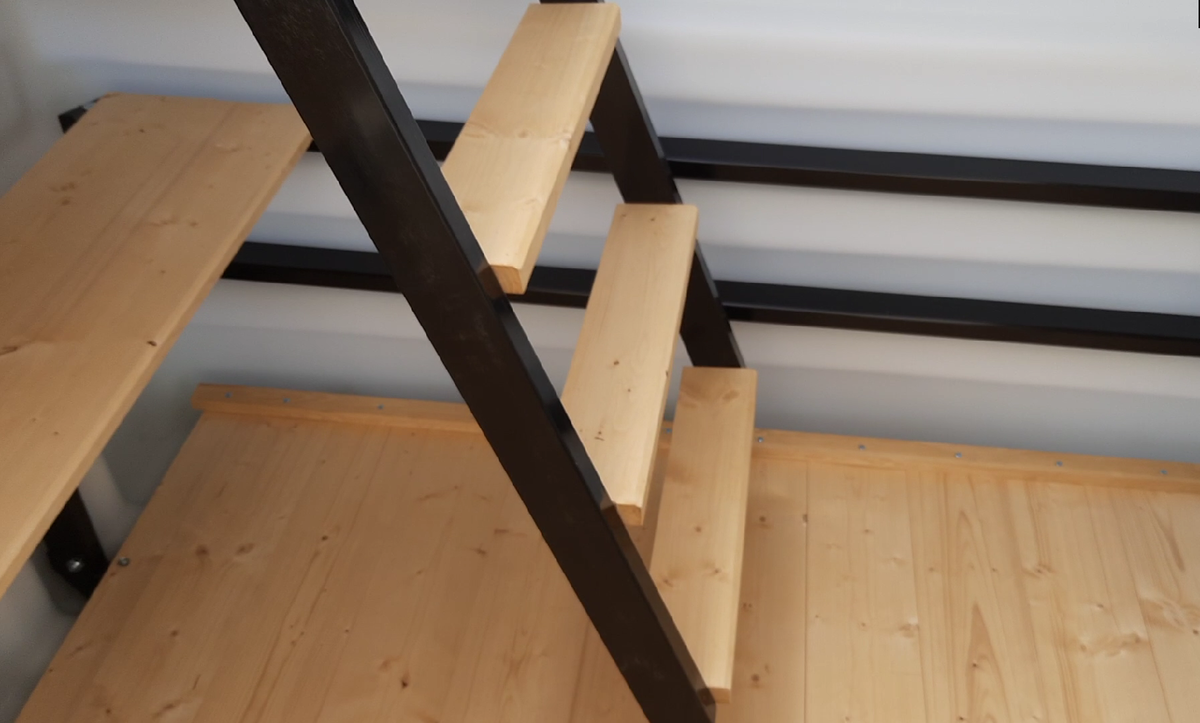 Лестница в погреб.  Внутри пахнет деревом! Все чисто и аккуратно. @ Горбунов Сергей