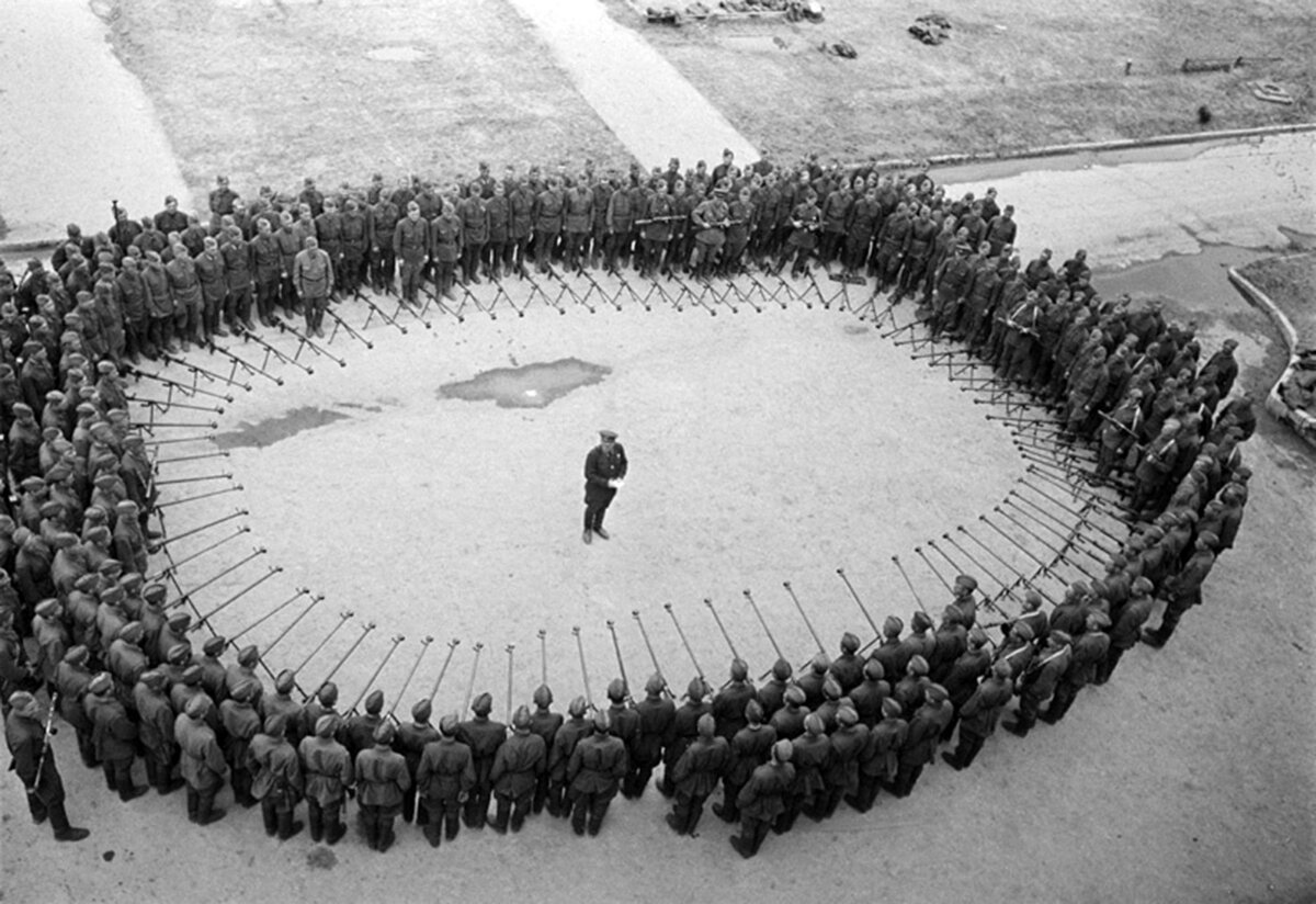 Изучение противотанкового  ружья. Москва. 1941 г. Фото: А. Шайхет