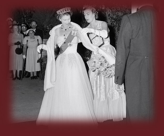 Фрейлина поправляет накидку Королевы