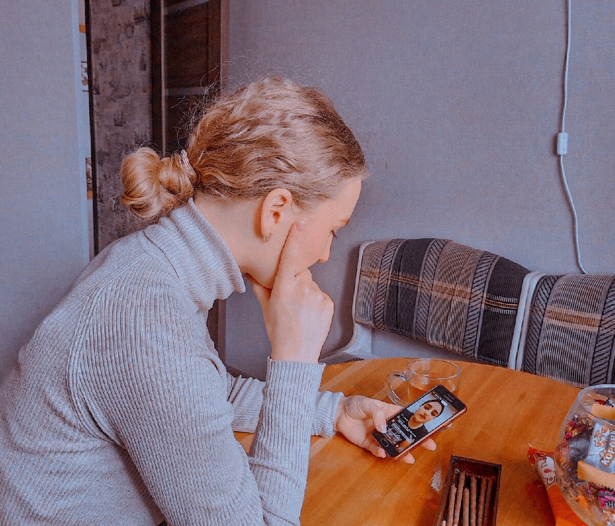 Света сидит в ТикТоке