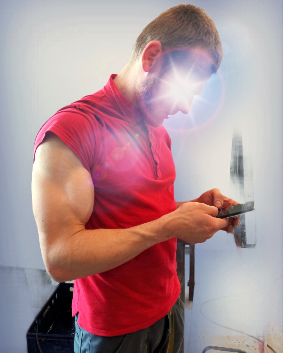 Автор прикрыл цех и лицо Стаса. Но бицуха во всей красе. Фото сделано автором