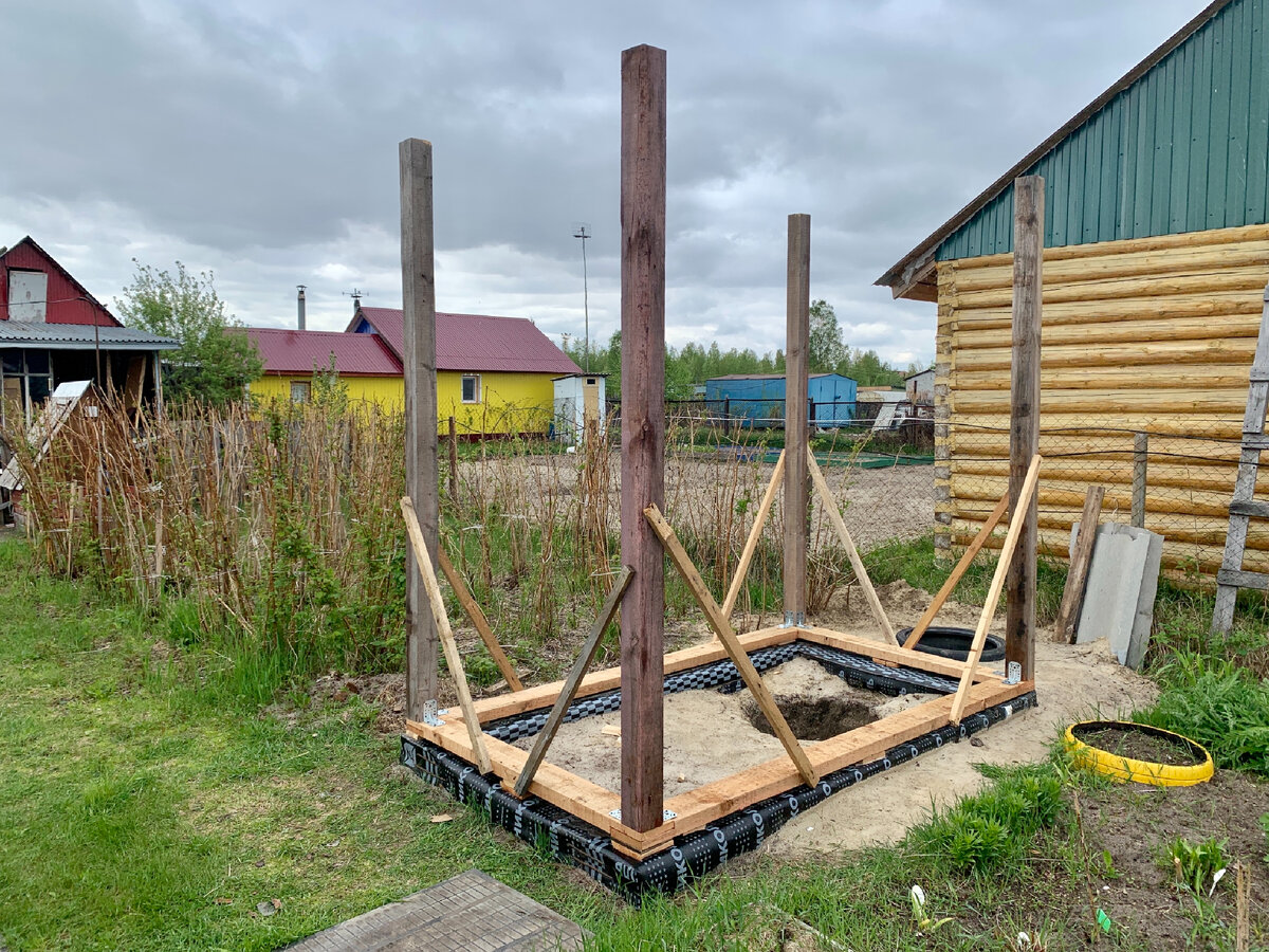 Основание из шпал. Выполнена их изоляция. Можно применить рубероид. Я применил продукцию «Технониколь». Остался кусок после покрытия крыши гаража. Основание выровнено под уровень.