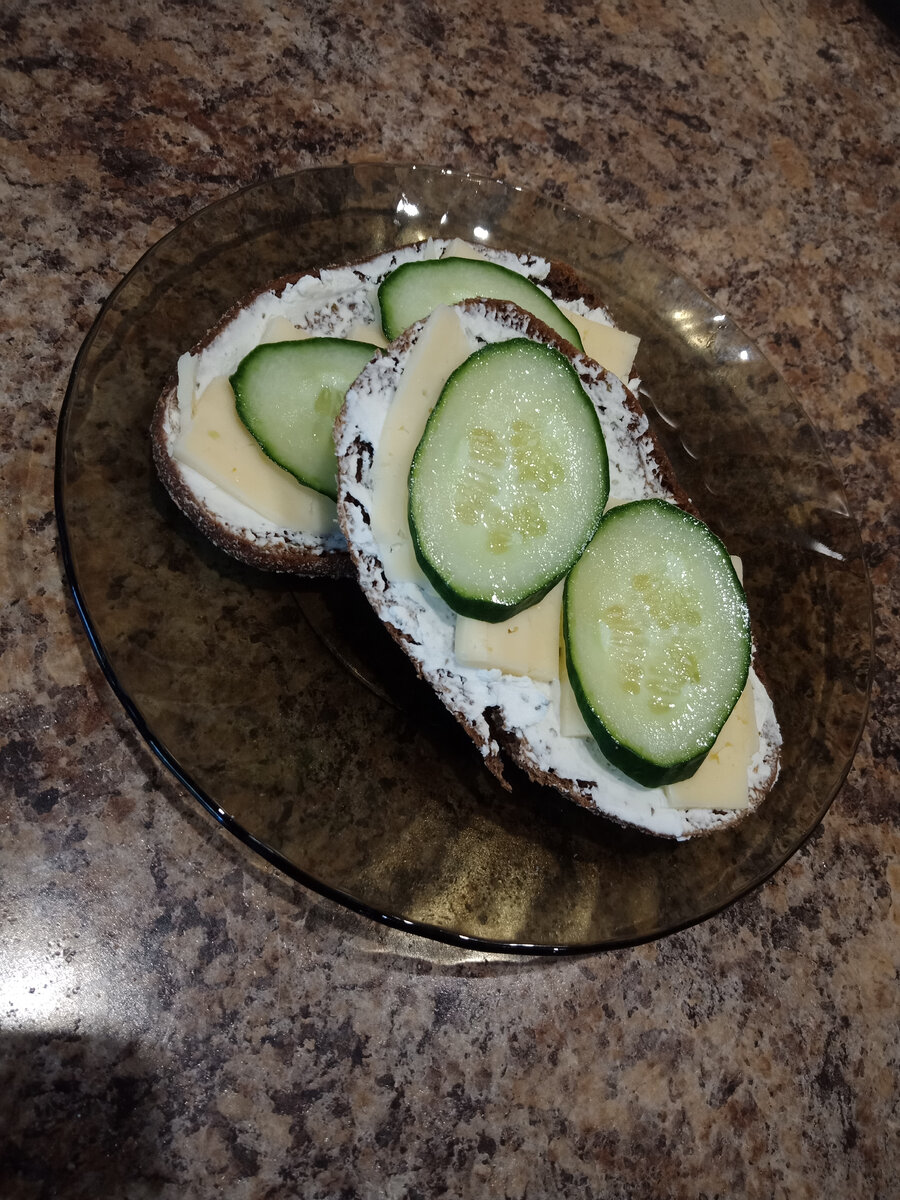 Время 08:30. Завтрак на 300 ккал плюс чашечка кофе за кадром. 