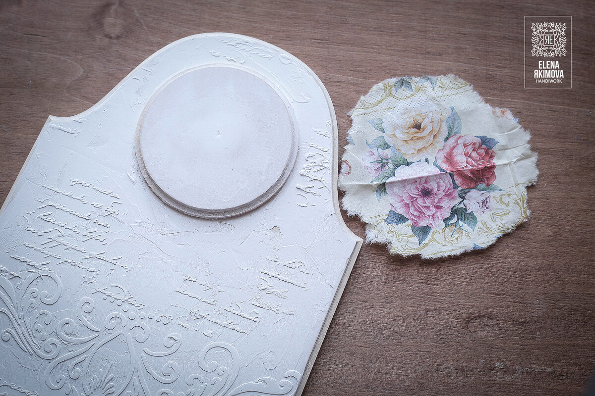 Салфетка гораздо тоньше распечатки и даже декупажной карты.