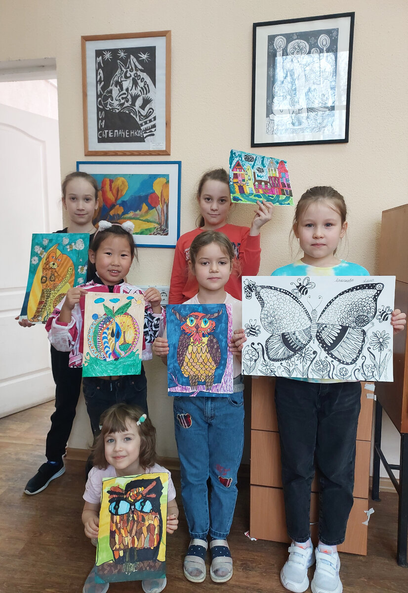 Ученики  с выполненными заданиями в KondrashinaSCHOOL (фото автора канала)