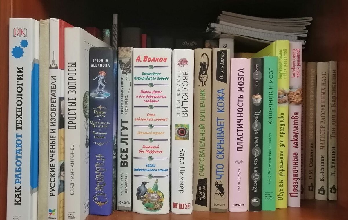 Видимо, рассуждаю так — не знаешь, какую фотку оставить, оставляй фото книг)) 
