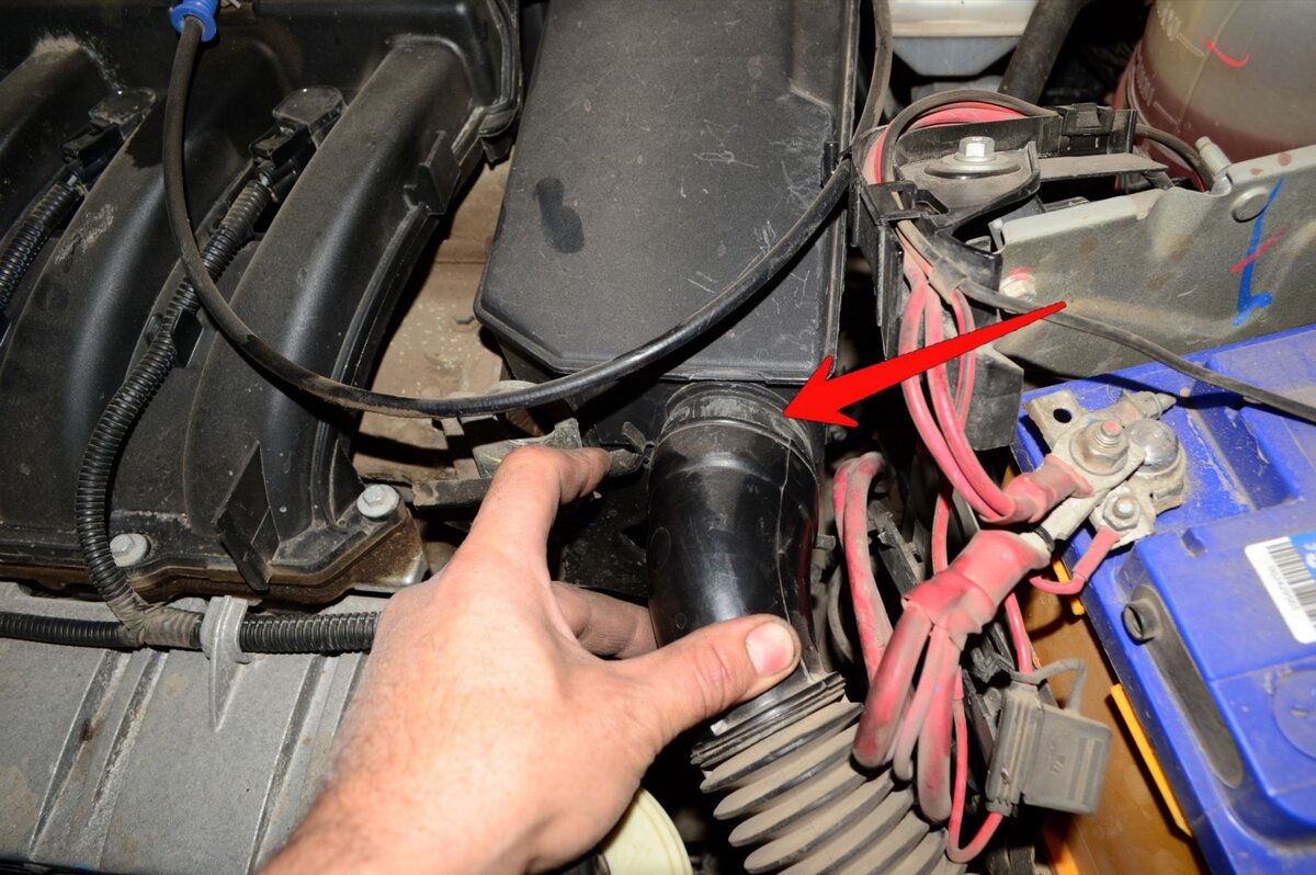 Здесь обычно стоит резинка- хомут. Отцепим его