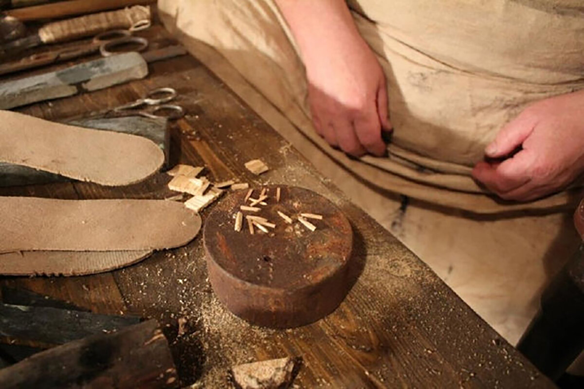 древнерусские строения. деревянные избы древней руси. как на руси называли деревянные. русская деревянная архитектура кижи. старинный утюг рубель.