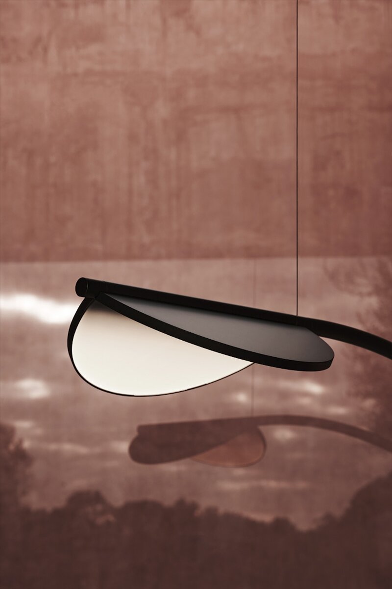 В этом месяце дизайнер Эли Гутьеррес представила миру оригинальный светильник Omma, напоминающий подсвеченную ветку дерева с трепещущими листьями. Подвижные деревянные модули, искусно обрамленные металлом, направляют свет в нужную сторону и регулируют угол рассеивания. Коллекция Omma создавалась как универсальная: в виде подвесного светильника (с двумя, тремя и четырьмя лепестками), настольной лампы (с одним или двумя лепестками), торшера и бра (с одним лепестком). Используется несколько цветов деревянного шпона: белый, натуральный бук и вишня. Металлические покрытия лампы включают матовый черный, матовый оттенок слоновой кости и золото. 