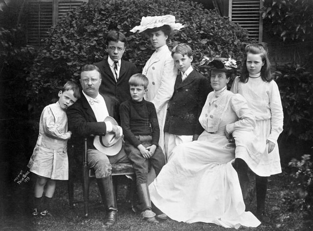 1903: Президент Теодор Рузвельт со своей семьей: (слева направо) Квентин, Теодор старший, Теодор младший (в очках), Арчи, Элис, Кермит, миссис Рузвельт и Этель. Источник фото: Pach Brothers/CORBIS/Corbis via Getty Images