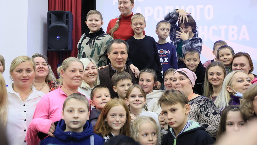    Губернатор Белгородской области Вячеслав Гладков с беженцами в Московской области ©Константин Семенец Пресс-служба Губернатора и Правительства Московской области