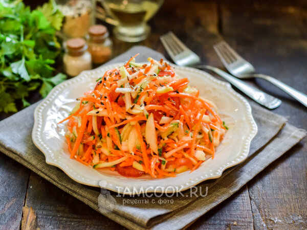 Салат с копченой курицей, корейской морковкой и сухариками