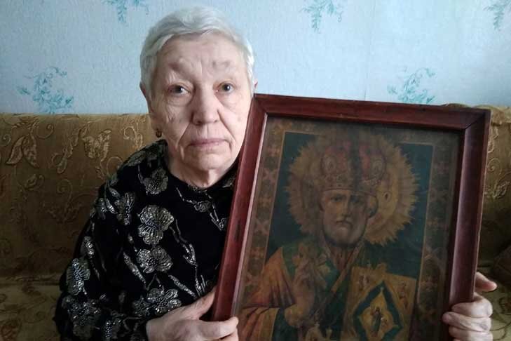    Икону святого Николая Угодника хранит 81-летняя жительница села Баклуши Татьяна Аркадьевна. Фото предоставлены Еленой Шевченко