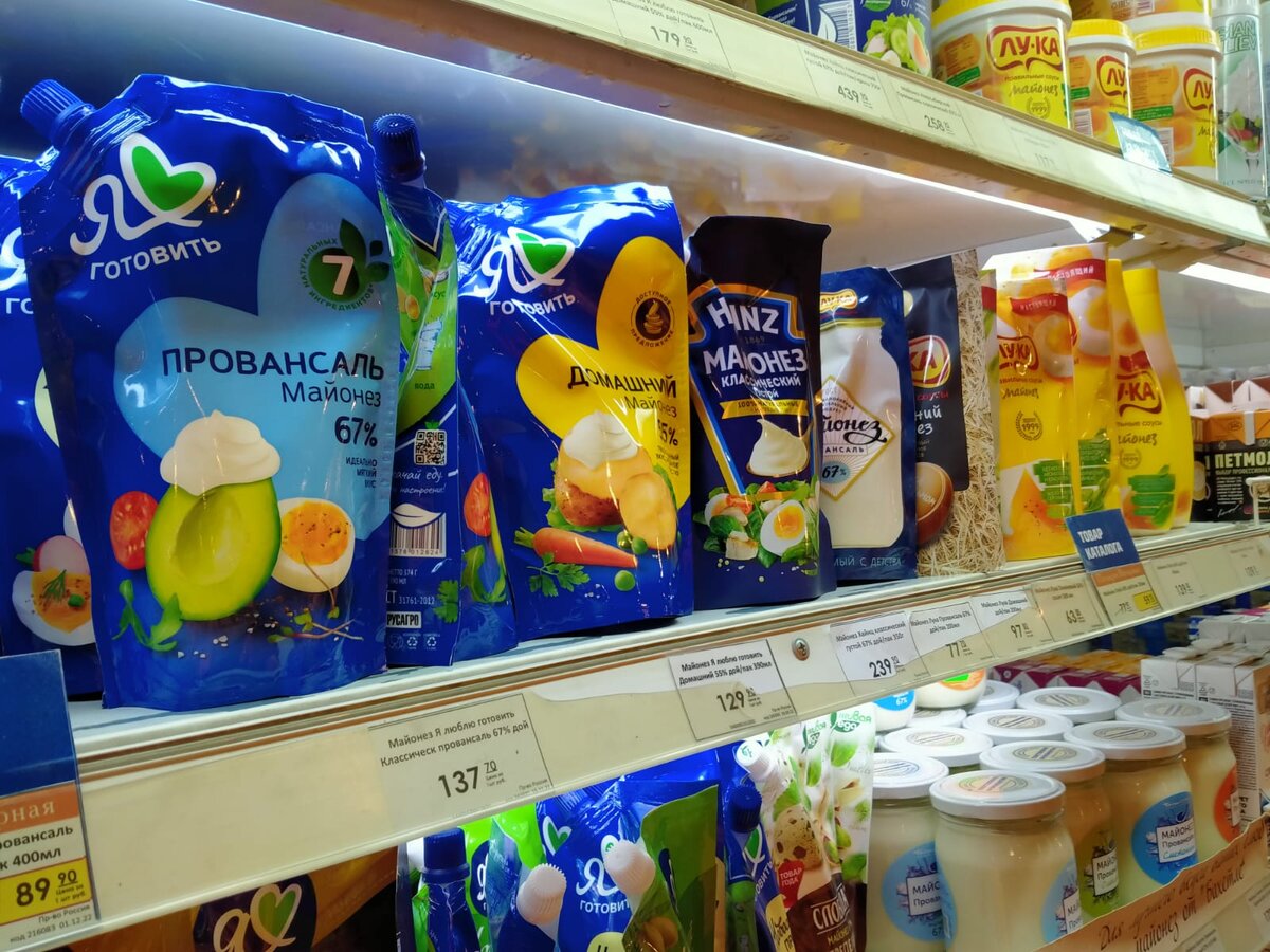 Полки с майонезом - одним из традиционных новогодних товаров