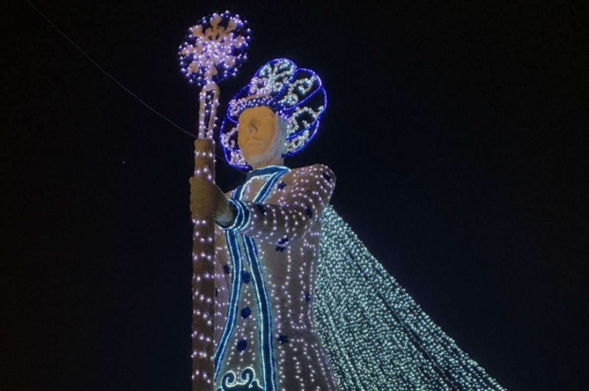    В Аксае знаменитую фигуру Снежной королевы подкрасили