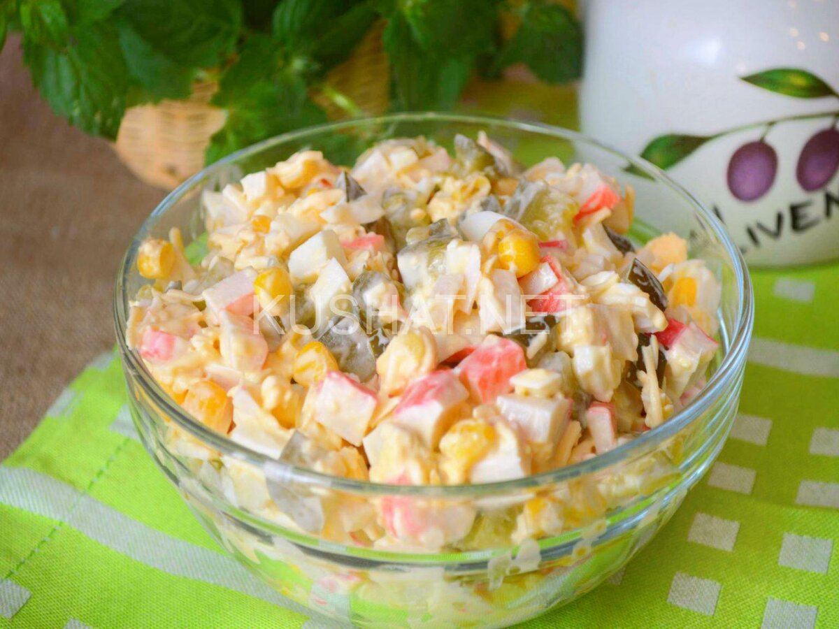 рецепт: крабовые палочки, консервированная кукуруза, вареные яйца, соленые консервированные огурцы, твердый сыр и всю эту красоту залить майонезом